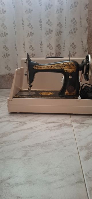 Máquina de coser Singer antigua con maleta
