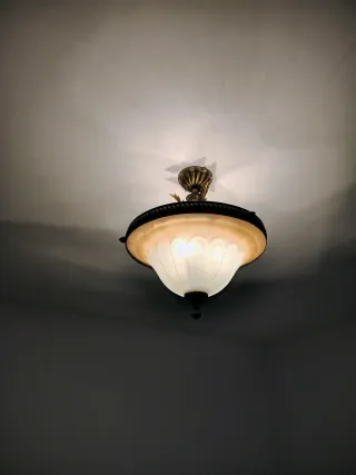 Lámpara de techo dorada y cristal