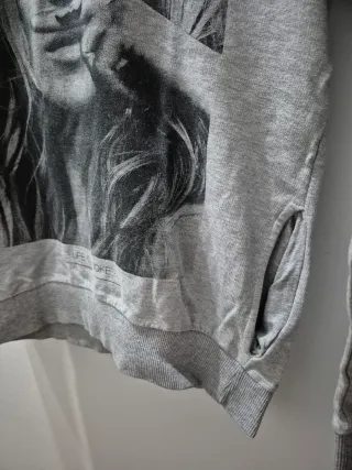 Sudadera con capucha y estampado