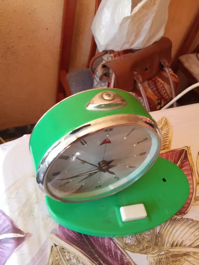 Reloj de cuerda vintage verde