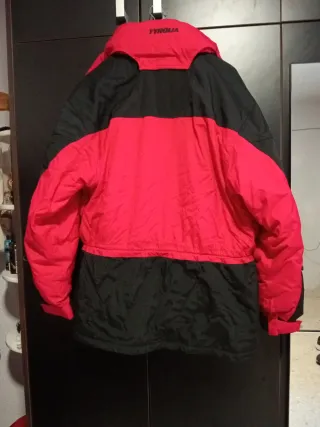 Chaqueta de esquí TYROLIA roja y negra