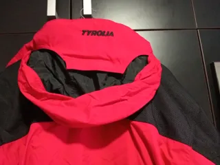 Chaqueta de esquí TYROLIA roja y negra