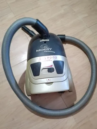 Aspirador Ufesa Mousy Argenta