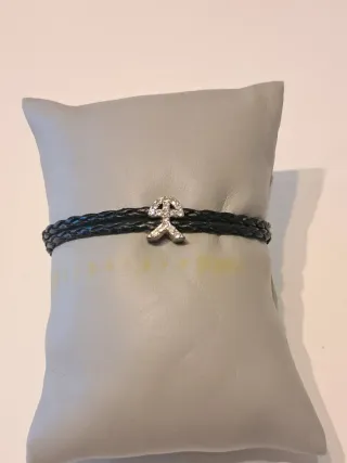 Pulsera trenzada negra con charm plateado
