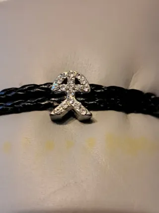 Pulsera trenzada negra con charm plateado