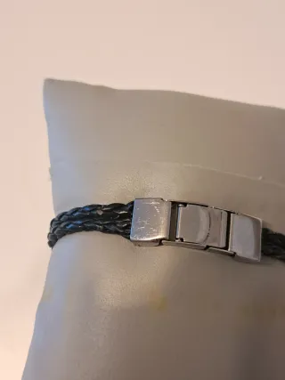 Pulsera trenzada negra con charm plateado