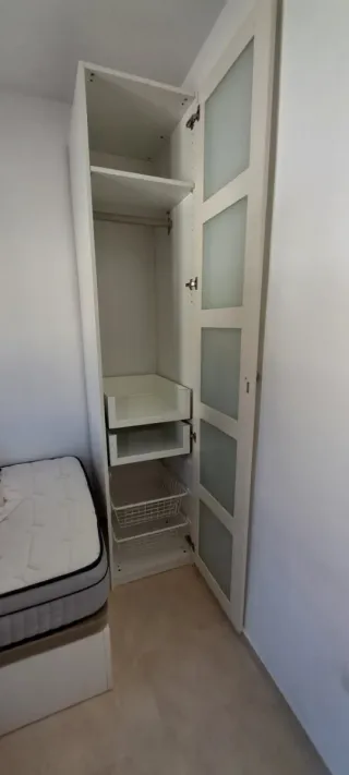 Armario Ikea con puerta de cristal y accesorio