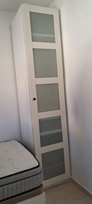 Armario Ikea con puerta de cristal y accesorio