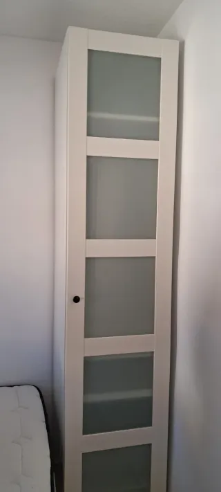 Armario Ikea con puerta de cristal y accesorio