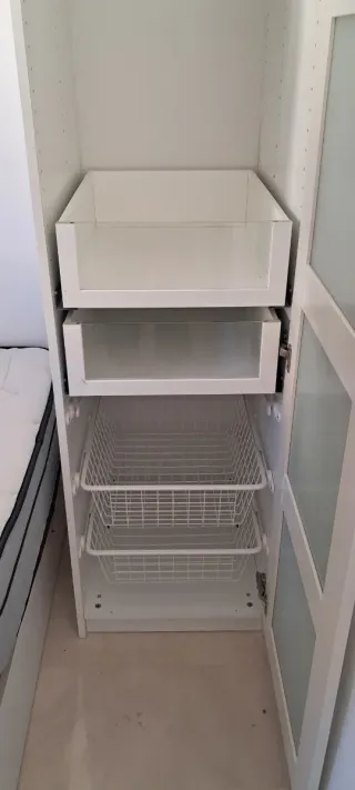 Armario Ikea con puerta de cristal y accesorio