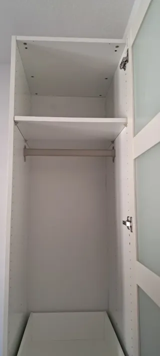 Armario Ikea con puerta de cristal y accesorio