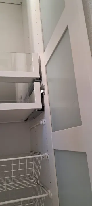 Armario Ikea con puerta de cristal y accesorio