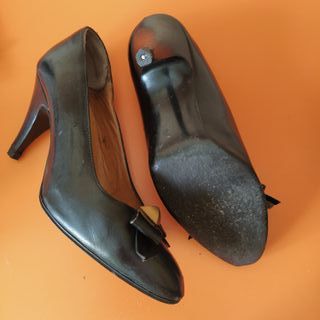 Zapatos del 33 y 34, negros, tacón alto 6 cm.