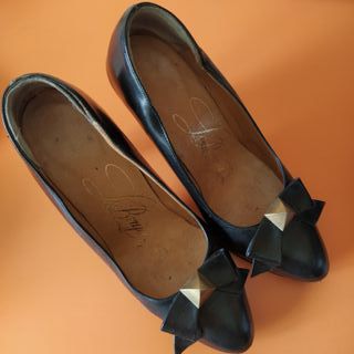 Zapatos del 33 y 34, negros, tacón alto 6 cm.