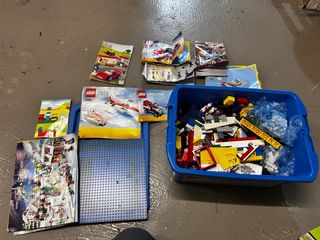 Maletín Lego con muchísimas piezas y base