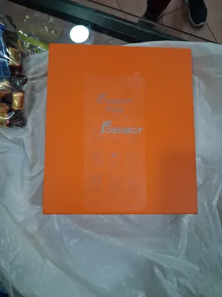 Teléfono móvil negro y rojo sin usar