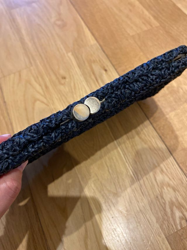 Cartera de mano negra tejida