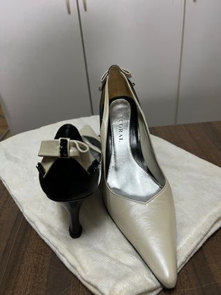 Zapatos de tacón beige y negros