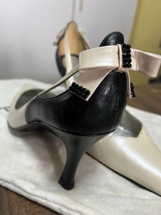 Zapatos de tacón beige y negros