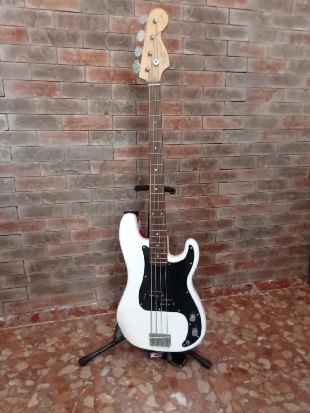 Bajo Squier Precision (Fender) Blanco