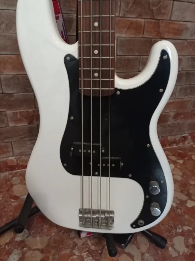 Bajo Squier Precision (Fender) Blanco
