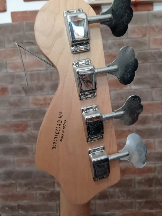 Bajo Squier Precision (Fender) Blanco