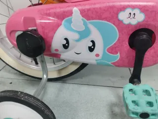 Bicicleta infantil rosa con ruedines