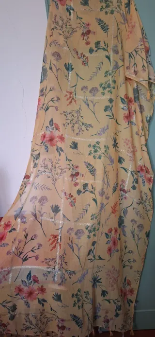 Ampio scialle giallo e lame