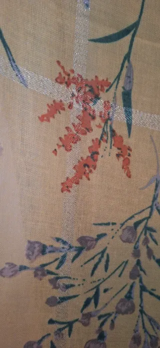 Ampio scialle giallo e lame