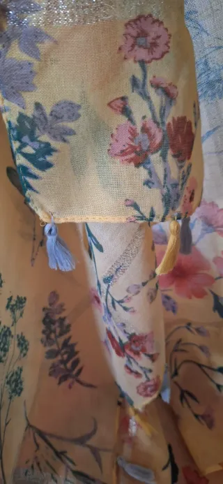 Ampio scialle giallo e lame