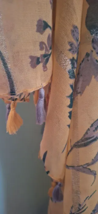 Ampio scialle giallo e lame