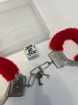 Esposas peludas rojas y dado ¡Hoy no toca!