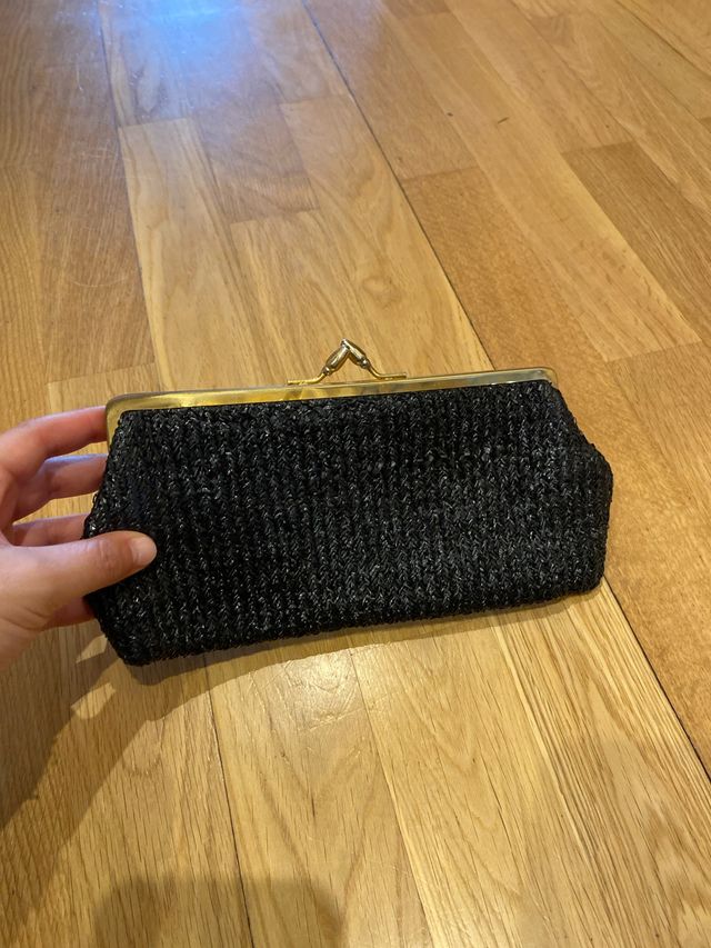 Cartera de mano negra y dorada