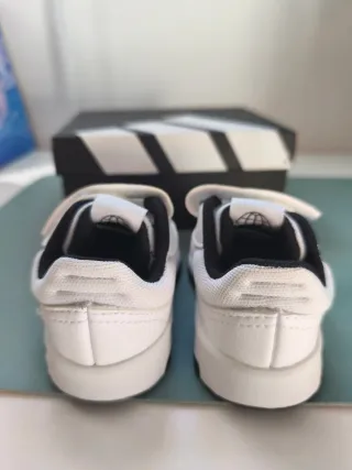 Zapatillas Adidas Bebé Talla 19 - NUEVAS