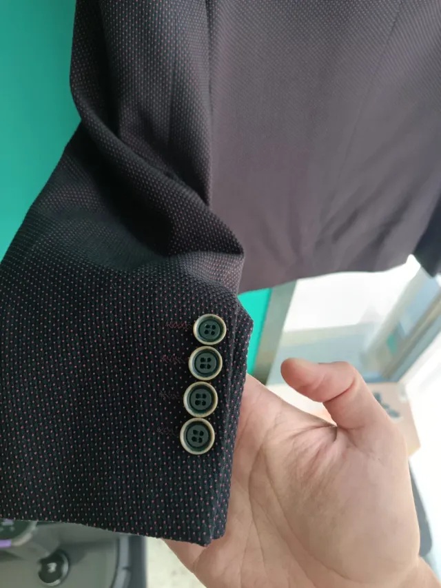 Americana gris con puntos morados