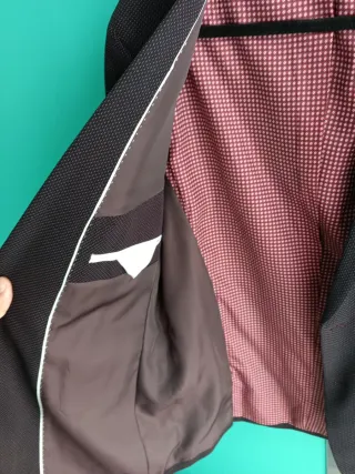 Americana gris con puntos morados