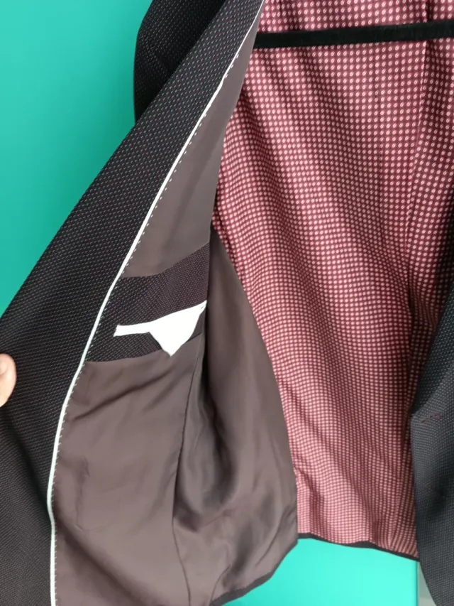 Americana gris con puntos morados