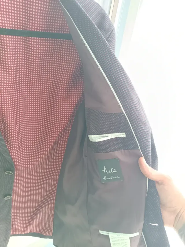 Americana gris con puntos morados