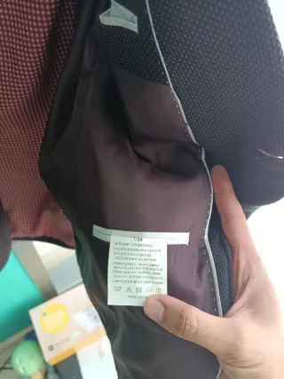 Americana gris con puntos morados