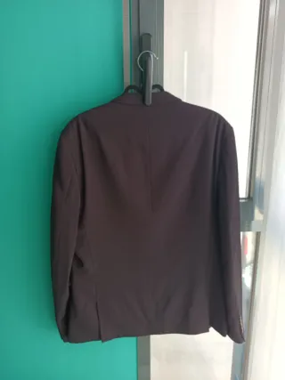 Americana gris con puntos morados