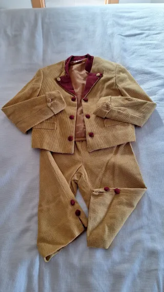 Traje de fallero beige y rojo