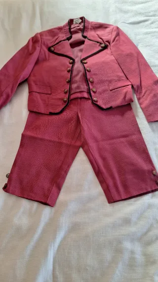 Traje de fallero beige y rojo