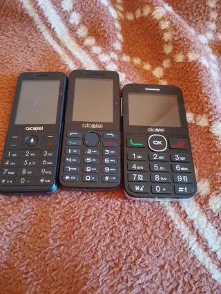 Lote 3 Telefoni Alcatel Grigi e Bianchi