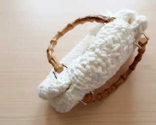 Bolso blanco tejido con asa de bambú