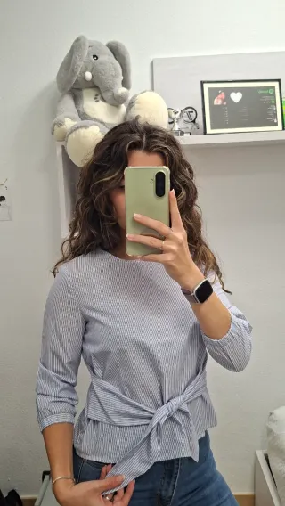 Camisa de rayas azul y blanca