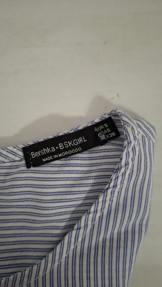 Camisa de rayas azul y blanca