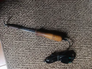 Soldador de estaño con mango de madera