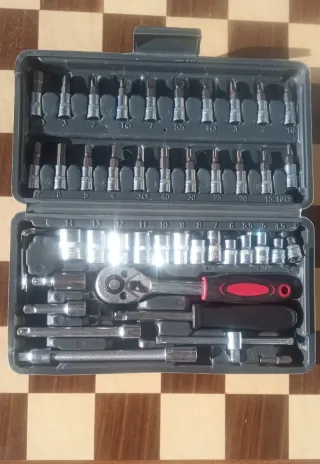 Caja de herramientas con puntas y vasos