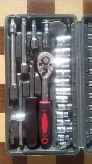 Caja de herramientas con puntas y vasos