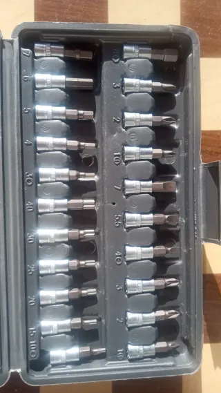 Caja de herramientas con puntas y vasos